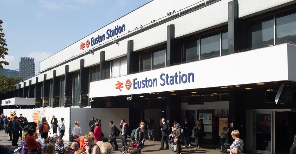أغلاق محطة EUSTON في لندن عقب إصابة شخصين في 