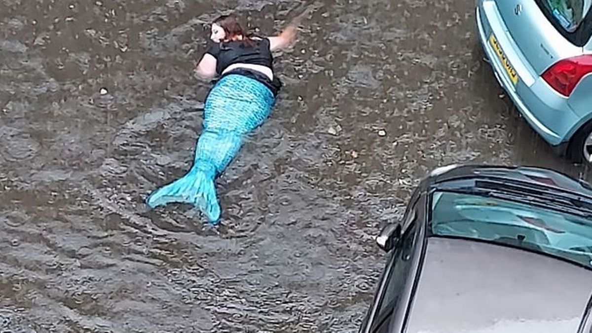 رصد المتفرجون المذهولون حورية البحر التي تسبح في شوارع غلاسكو بعد أن غمرتها الفيضانات!
