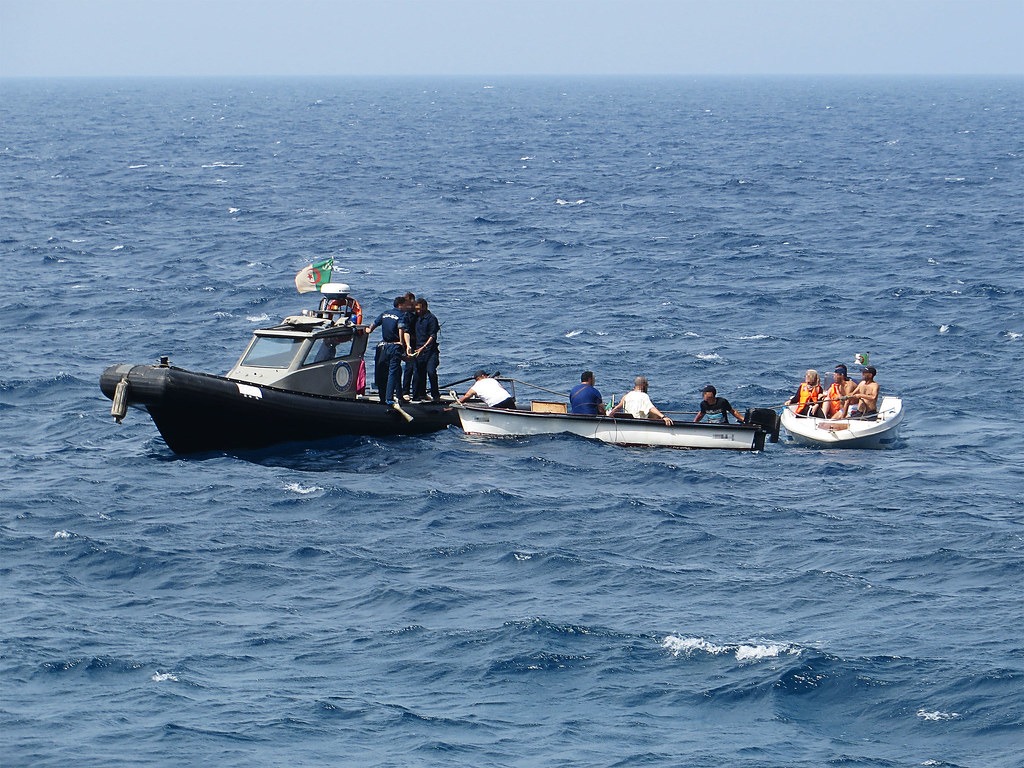 وفاة مهاجر بعد غرق قارب على متنه 40 شخصاً في القنال الإنجليزي