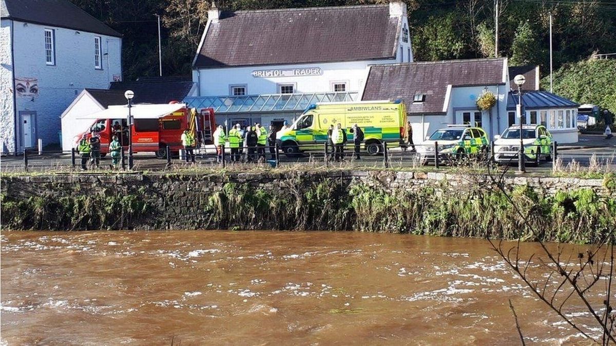 غرق ثلاثة بسيول جارفة مفاجئة أثناء تجديفهما بالنهر في Pembrokeshire