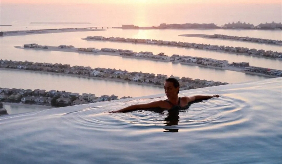 دبي: داخل أعلى مسبح لا متناهي في العالم