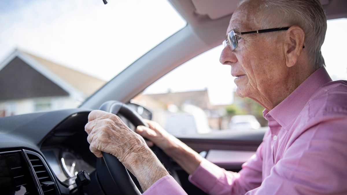 0_Worried-Senior-Male-Driver-Looking-Through-Car-Windscreen رخص القيادة