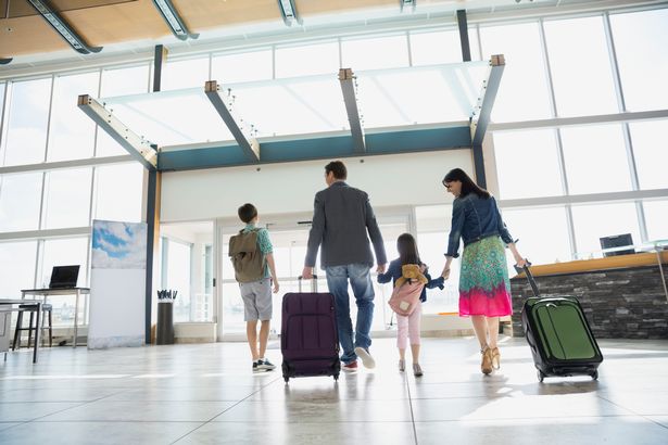 1_Family-with-suitcases-leaving-airport TUI و easyJet و Jet2 و BA