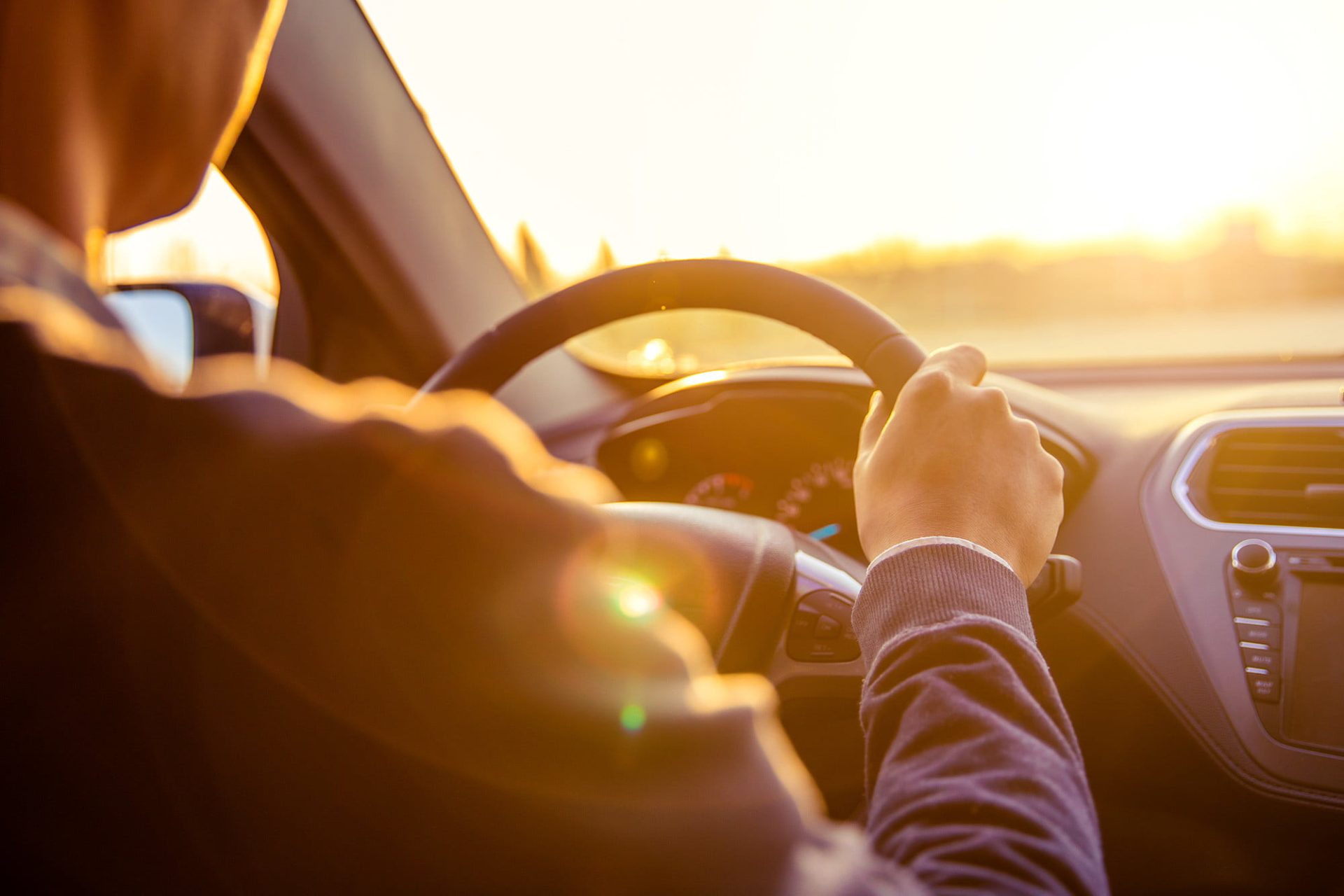 car-driver-behind-wheel النصائح المقدمة لشراء سيارة