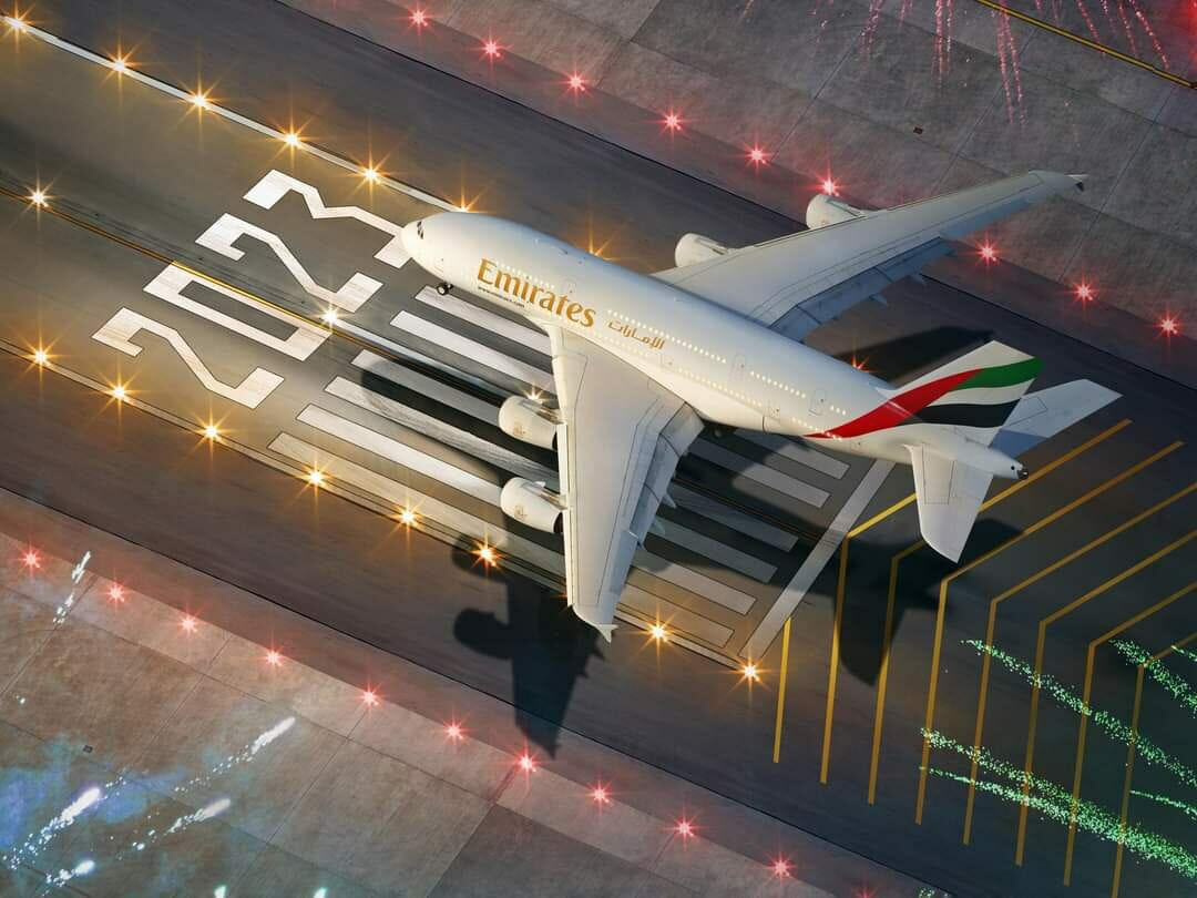 صورة لإحدى طائرات الخطوط الإماراتية مع بداية عام 2023