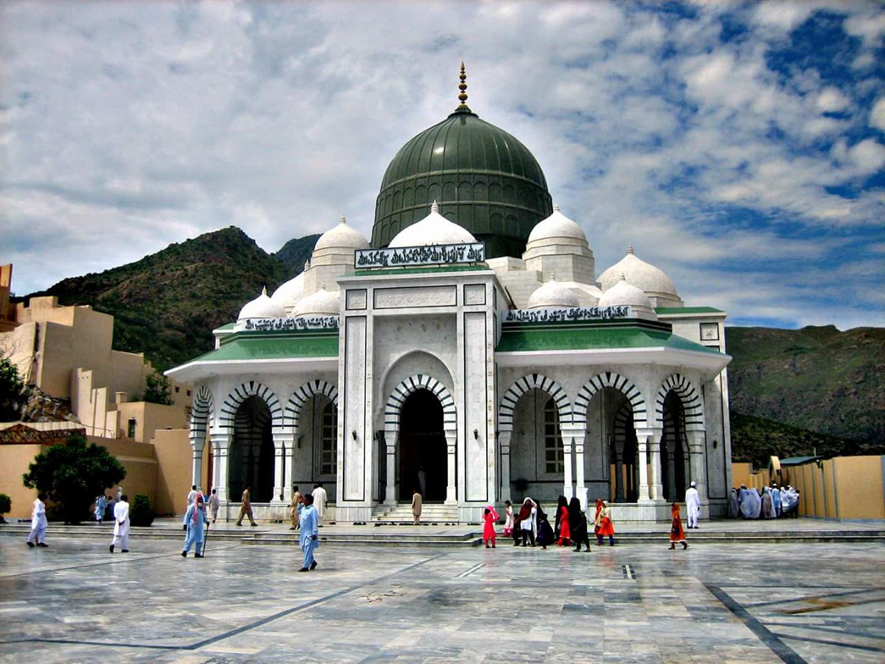 مسجد غمكول شريف (Ghamkol Sharif Mosque), أجمل وأكبر 10 مساجد للمسلمين في لندن