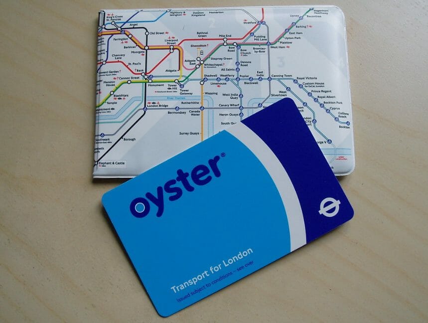 بطاقة oyster .. وهي بطاقة يستخدمها الاشخاص الذين يقررون السكن في لندن