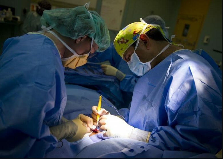 عمليات NHS الجراحية التي لن يتم تمويلها بعد الآن , إجراءات صارمة بهدف توفير ما يصل إلى ملياري جنيه إسترليني
