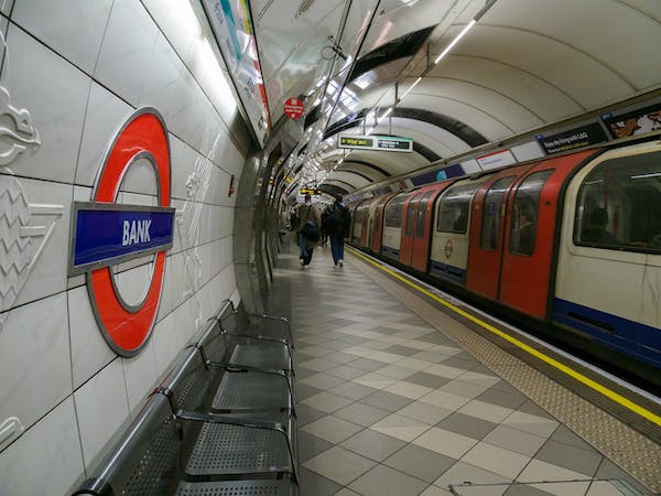 تحدث بعض الولادات في لندن في مترو الأنفاق