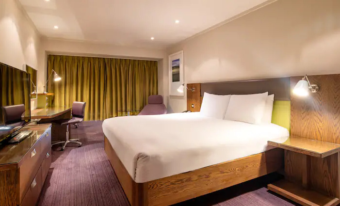 صورة لإحدى غرف فندق Hilton London Metropole و هو أحد افضل فنادق لندن شارع العرب (فنادق شارع اجور رود في لندن)