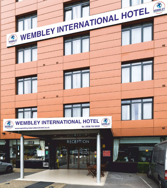 صورة يظهر فيها جزء من البناء الخارجي لفندق London Wembley International و هو أحد افضل فنادق لندن شارع العرب القريبة من المطار (فنادق شارع اجور رود في لندن)