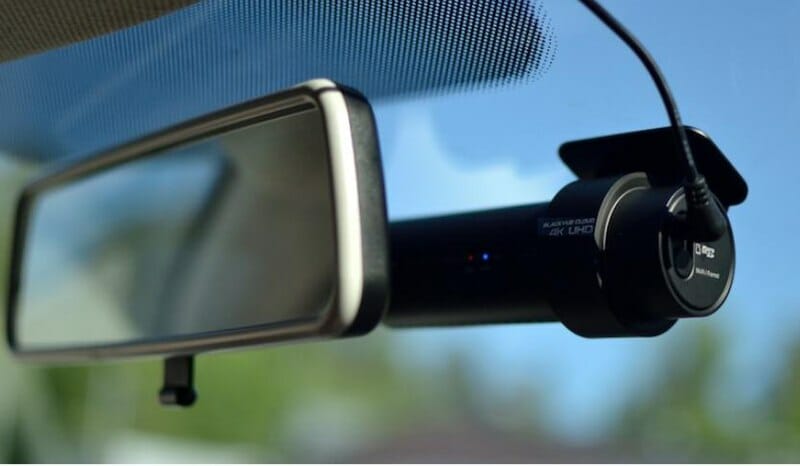 لا تقع في هذا الخطأ: غرامة كبيرة وحظر قيادة بسبب الاستخدام الخاطئ لـ كاميرا السيارة الأمامية Dashcam في السيارة