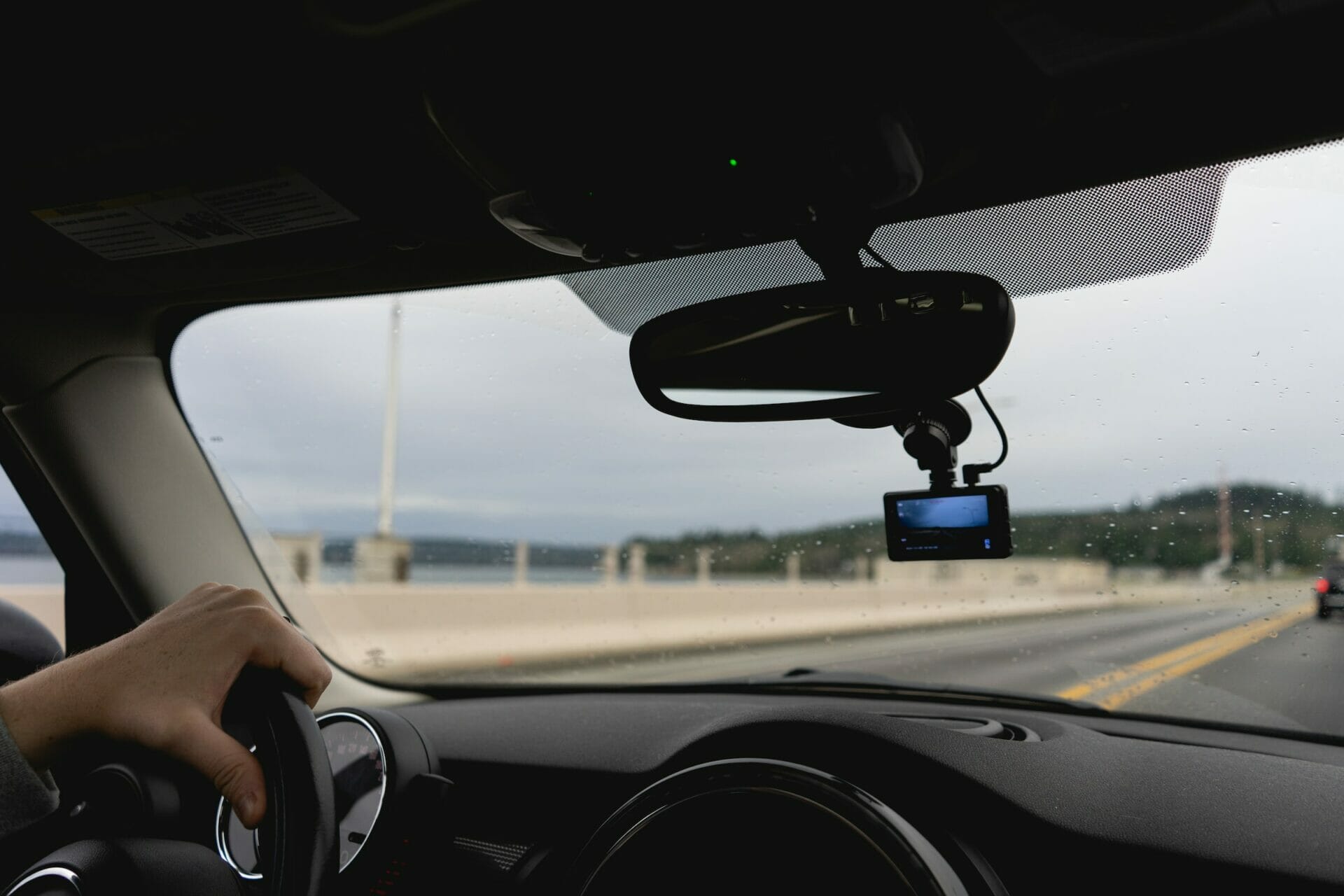 لا تقع في هذا الخطأ: غرامة كبيرة وحظر قيادة بسبب الاستخدام الخاطئ للكاميرا الأمامية Dashcam في السيارة