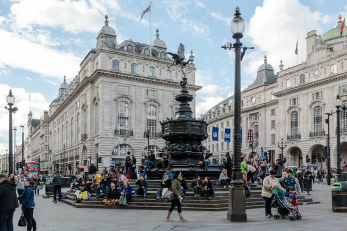 دليلك السياحي للتمتع بزيارة ميدان بيكاديللي لندن