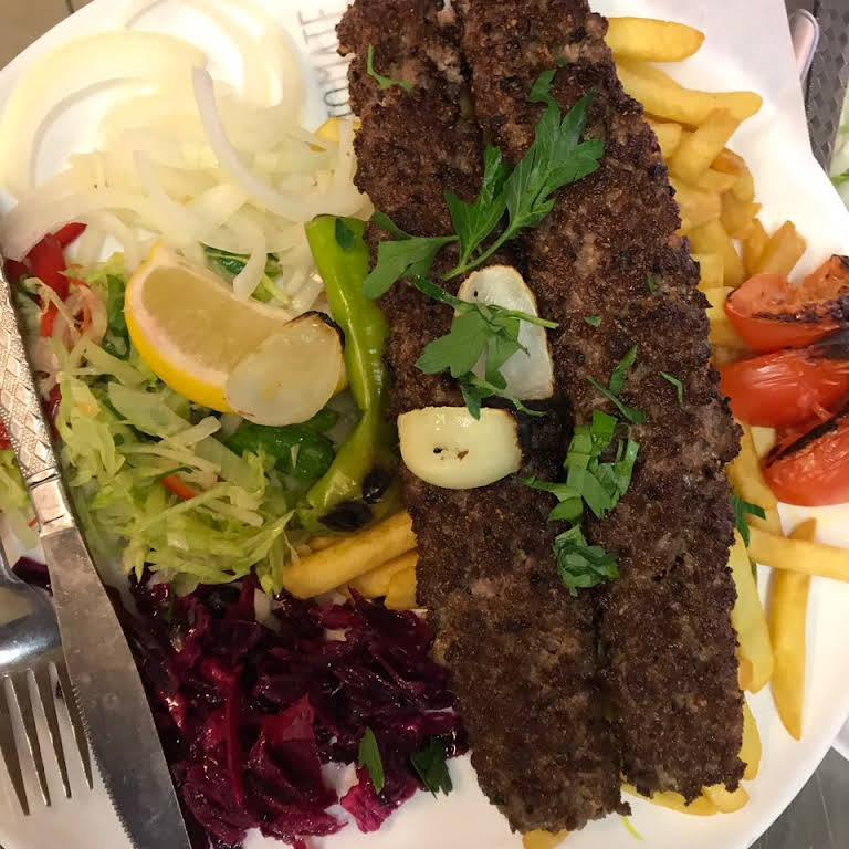 صورة لطبق من أطباق مطعم فريج صويلح الكويتي في لندن Freej Swaileh London وهو من ضمن قائمة مطاعم خليجية في لندن