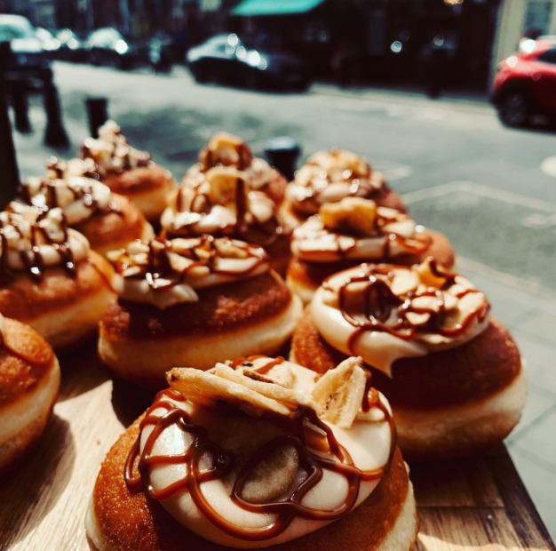 صورة لطبق من اطباق متجر حلويات Happy Donuts Portobello الذي يعد من أفضل محلات حلويات لندن المشهورة