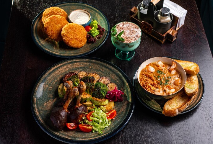 صورة لمائدة طعام في أحد أفضل مطاعم عربية في لندن (شارع العرب)