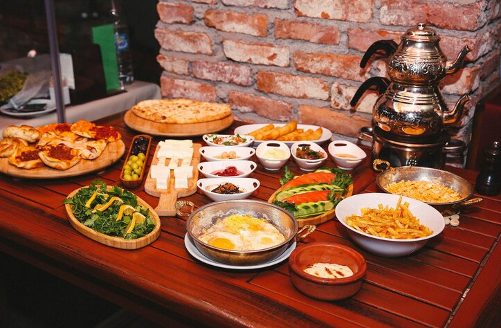 صورة لمائدة فطور في أحد أفضل مطاعم عربية في لندن