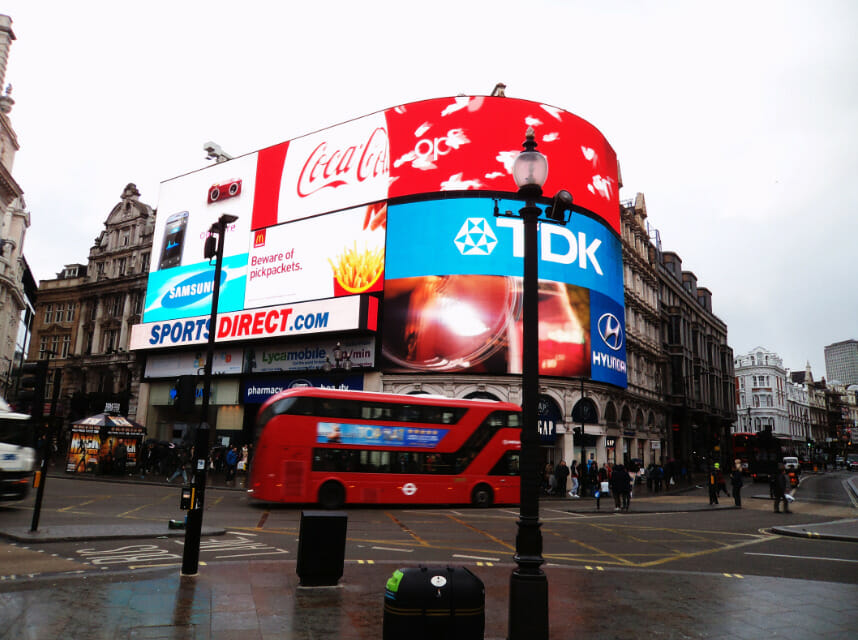 صورة لميدان بيكاديللي لندن Piccadilly Circus والذي يعد من اشهر ميادين لندن ( اشهر ساحات لندن )