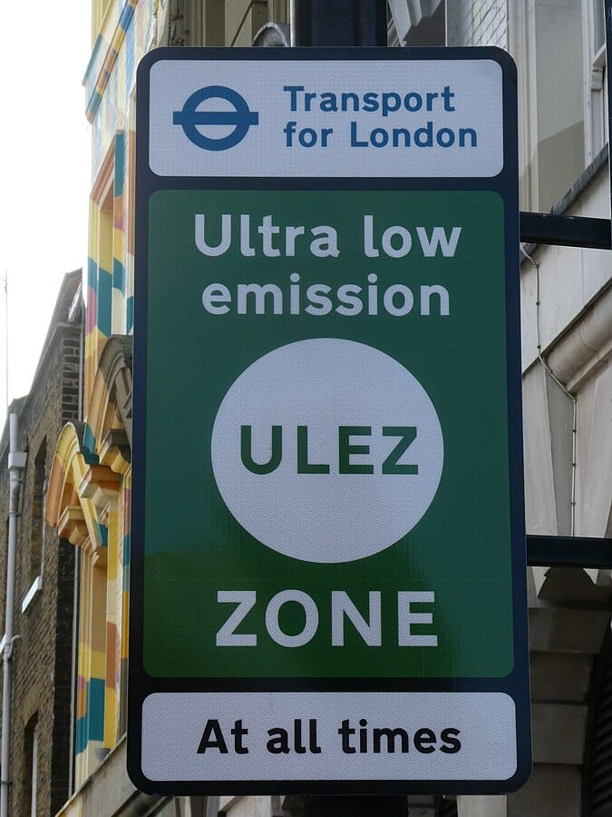 المناطق والمدارس الواقعة ضمن منطقة الانبعاثات المنخفضة للغاية في لندن ULEZ التي ستُفرض فيها مخالفة 12.50£ يومياً لأصحاب السيارات القديمة