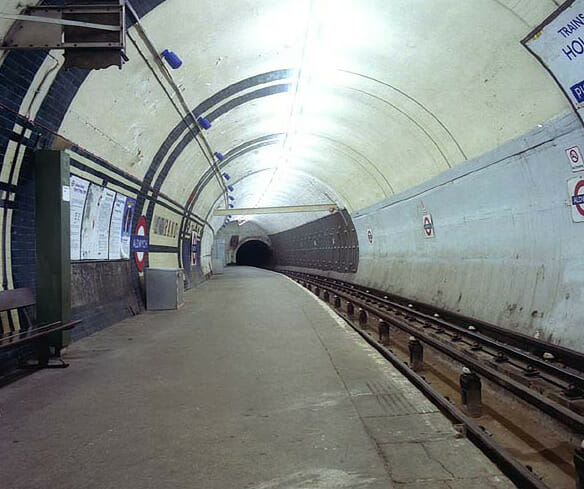 قطار مترو لندن يصل محطة مهجورة بطريقة غامضة