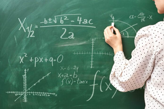 أكثر من نصف الفتيات يفقدون ثقة تعلم مناهج الرياضيات في بريطانيا